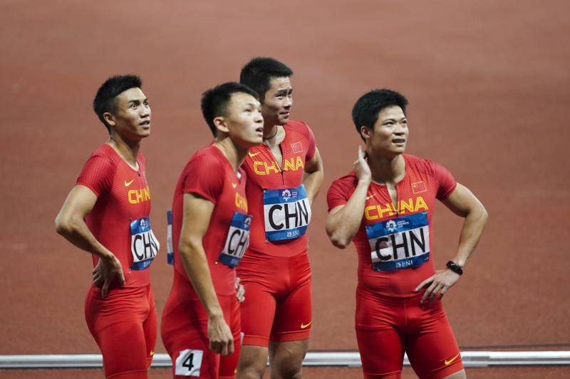 苏炳添在比赛中受伤退赛，巴萨主帅表示担忧